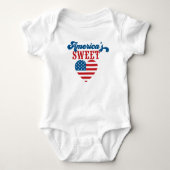 Red White Blue Heart America's Sweetheart Bodysuit Baby Strampler (Vorderseite)