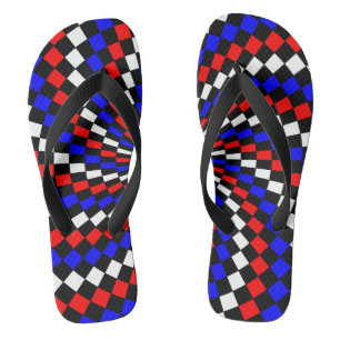 Red White Blue Schachbrett Spiral von Kenneth Yonc Badesandalen