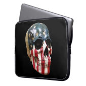 Red White & Blue Skull auf der schwarzen Notebook- Laptopschutzhülle (Vorderseite Links)