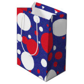Red White Blue Sparkle Polka Dot Party Mittlere Geschenktüte (Rückseite Schrägansicht)