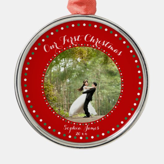 Red White Green Unser erstes Weihnachtsgeschmuck Ornament Aus Metall (Vorne)