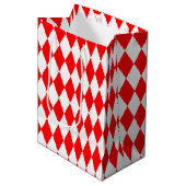 Red White Harlequin Diamonds Schachbretts Design Mittlere Geschenktüte (Vorderseite Schrägansicht)