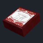 Red White Lace Hochzeitstag Geschenkboxen<br><div class="desc">Einzigartiges und stilvolles Fraktal in Rot und Weiß - Exquisite und elegante Brauchtum, Jubiläum oder Verlobung präsentiert. Personalisieren Sie sich mit Namen, Jubiläumsdatum und Monogramm oder Zahlen - gemacht in eine wunderbare hölzerne Geschenkboxen, um Schmuckstücke behalten, Schmuckkästchen für Ihre speziellen Kuchen. Ein wunderbares Geschenk - füllen Sie die Schachtel mit...</div>