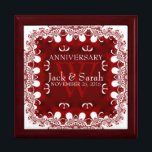Red White Lace Hochzeitstag Geschenkboxen<br><div class="desc">Einzigartige und stilvolle Fraktal-Spitze grenzt wunderschöne Rot-Weiß-Farben an - exquisite und elegante Brauchtum, Jubiläum oder Verlobung präsentiert. Personalisieren Sie sich mit Namen, Jubiläumsdatum und Monogramm oder Zahlen - gemacht in eine wunderbare hölzerne Geschenkboxen, um Schmuckstücke behalten, Schmuckkästchen für Ihre speziellen Kuchen. Ein wunderbares Geschenk - füllen Sie die Schachtel mit...</div>