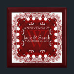 Red White Lace Hochzeitstag Geschenkboxen<br><div class="desc">Einzigartige und stilvolle Fraktal-Spitze grenzt wunderschöne Rot-Weiß-Farben an - exquisite und elegante Brauchtum, Jubiläum oder Verlobung präsentiert. Personalisieren Sie sich mit Namen, Jubiläumsdatum und Monogramm oder Zahlen - gemacht in eine wunderbare hölzerne Geschenkboxen, um Schmuckstücke behalten, Schmuckkästchen für Ihre speziellen Kuchen. Ein wunderbares Geschenk - füllen Sie die Schachtel mit...</div>