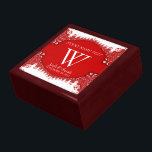 Red White Muschel Hochzeitstag Hochzeitsfeier Gesc Erinnerungskiste<br><div class="desc">Hochzeitsfeier : Einzigartige und stilvolle Fraktal-Rotspitzenränder auf Weiß - Exquisite und elegante Brauerei, Jubiläum oder Verlobung. Persönlich mit Namen, Jubiläumsdatum und Monogramm oder Zahlen - gemacht in eine wunderbare hölzerne Geschenkboxen, um Schmuck behalten, Schmuckkasten für Ihre speziellen Keepsakes. Schenken Sie sich ein wunderbares Geschenk - füllen Sie die Schachtel mit...</div>