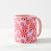 Red White Peppermint auf Light Pink Candy Pattern Tasse (VorderseiteRechts)