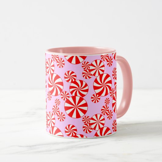 Red White Peppermint auf Light Pink Candy Pattern Tasse (VorderseiteRechts)