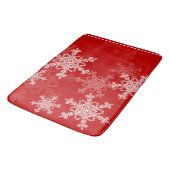 Red White Snowflakes Minimalistisch Weihnachten Badematte (Schrägansicht)