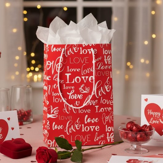 Red & White Typography "Love" Pattern Valentine's  Mittlere Geschenktüte