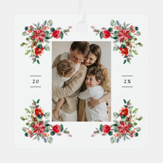 Red Winter Florals Foto Ornament Aus Metall (Vorderseite)
