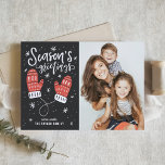 Red Winter Mittens Saison Foto der Grüße Feiertagskarte<br><div class="desc">Die Grüße der Saison | Senden Sie Ihre Urlaubswünsche mit dieser individuell gestaltbaren Urlaubskarte an Freunde und Familie. Diese Weihnachtskarte des Fotos ist mit moderner Kalligraphie und roten Wintermilben ausgestattet. Personalisieren Sie diese, indem Sie Ihre Daten hinzufügen. Diese Foto-Urlaubskarte ist in anderen Farben und mit einem Karton erhältlich. Matching-Elemente sind...</div>