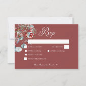 Red Winter Pine Berries Eucalyptus Wedding RSVP Karte (Vorderseite)