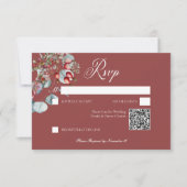 Red Winter Pine Berries Eucalyptus Wedding RSVP Karte (Vorderseite)