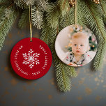 Red Winter Snowflakes Erste Weihnachtskugel Keramik Ornament<br><div class="desc">Keramik Urlaubssornament personalisiert mit dem Foto Ihres Babys und dem individuellen "Mein erster Weihnachtstext". Dieses einfache, moderne Urlaubsdesign besticht durch eine weiße Schneeflocke auf festlichem rotem Hintergrund. Verwenden Sie die Designtools, um eine beliebige Hintergrundfarbe auszuwählen, Schriftart und Farben zu bearbeiten und eigene Fotos hinzuzufügen, um eigene, einzigartige Familienkassendekorationen zu erstellen....</div>