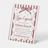 Red Winter Time Capsule Sign Sockelschild (Vorderseite)