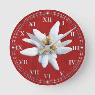 Red Wood Look with White Edelweiss Bloom Runde Wanduhr