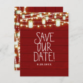 Red Wood & String Lights Rustikal Save the Date Ankündigungspostkarte (Vorne/Hinten)