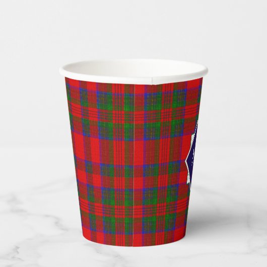 Red Wool Plaid Tartan with Central Monogram Badge Pappbecher (Rechts)