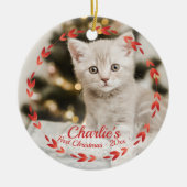 Red Wreath Cat First Christmas Einfaches Foto Keramik Ornament (Vorne)