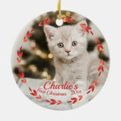 Red Wreath Cat First Christmas Einfaches Foto Keramik Ornament (Hinten)