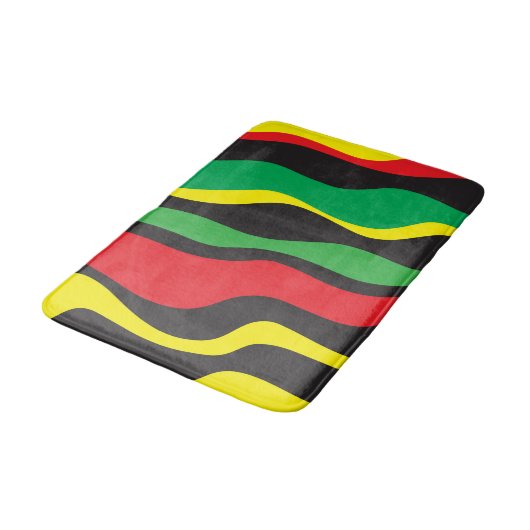 Red Yellow Green Black Rasta Wave Badematte (Schrägansicht)