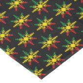 Red Yellow Green Black Snowflakes Pattern Rasta Tischdecke (Schrägansicht)