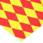 Red Yellow Harlequin Checkered Design  Tischdecke (Schrägansicht)