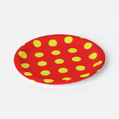 Red Yellow Polka Dots Design Pappteller (Schrägansicht)
