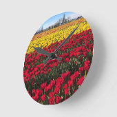 Red & Yellow Tulip Field Runde Wanduhr (Winkel)