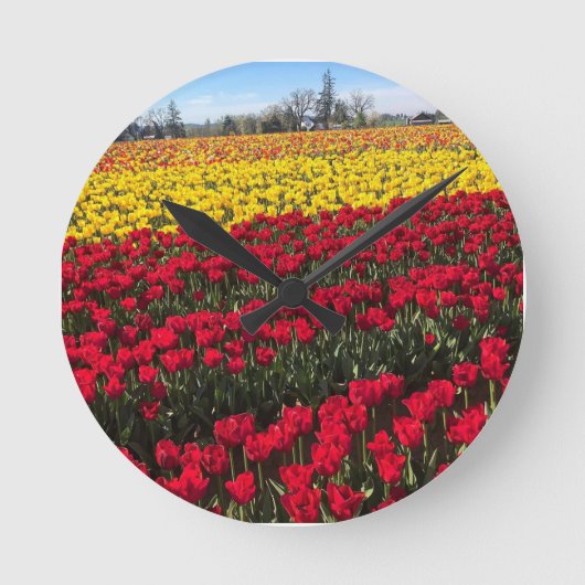 Red & Yellow Tulip Field Runde Wanduhr (Vorderseite)