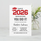 Red You Did It Graduation Photo Einladung (Stehend Vorderseite)