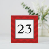 Red Zickzack Stripes Party Tischnummer Card (Stehend Vorderseite)