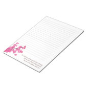 Redbud-Baumstruktur-Zweig im leeren Editor mit Zei Notizblock (angewinkelt)