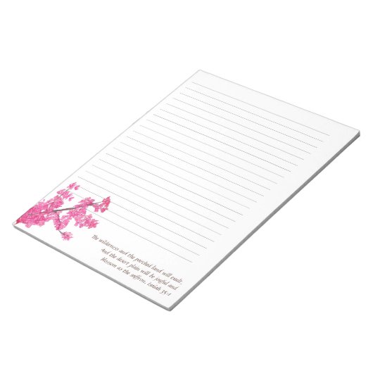 Redbud-Baumstruktur-Zweig im leeren Editor mit Zei Notizblock (angewinkelt)