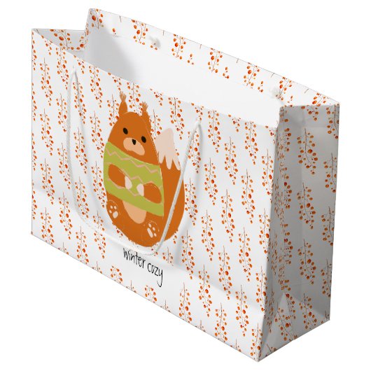 Reddish Brown Squirrel In a Green Sweater Große Geschenktüte (Vorderseite Schrägansicht)