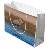 Reddish Egret am North Beach Große Geschenktüte (Rückseite Schrägansicht)