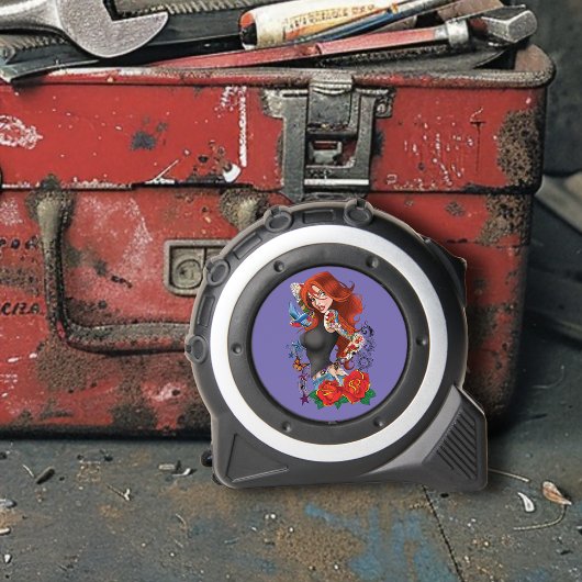 Redhead Frau Tattoos Maßband