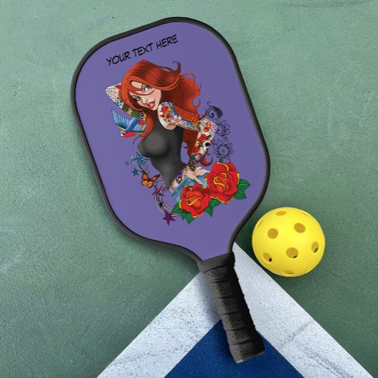 Redhead Frau Tattoos Pickleball Schläger