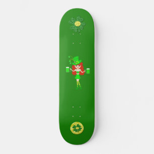 Redhead-Mädchen-Kobold St. Pats Tages Skateboard