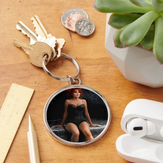 Redhead Sitting in the Dark keychain Schlüsselanhänger (Schreibtisch)