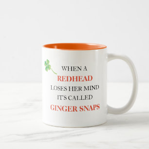 Redhead verliert das lustige zweifarbige tasse