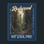 Redwood-Nationalpark Retro erschüttert Postkarte<br><div class="desc">Redwood Vektorgrafik Design. Der Park schützt riesige Prärien,  Eichenwälder,  wilde Flüsse und 75 km schroffe Küstenlinie.</div>