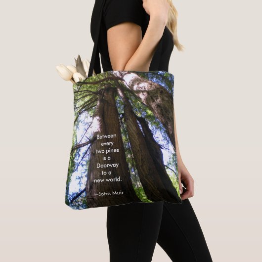 Redwood Trees mit Muir Quote Tasche (Von Nahem)