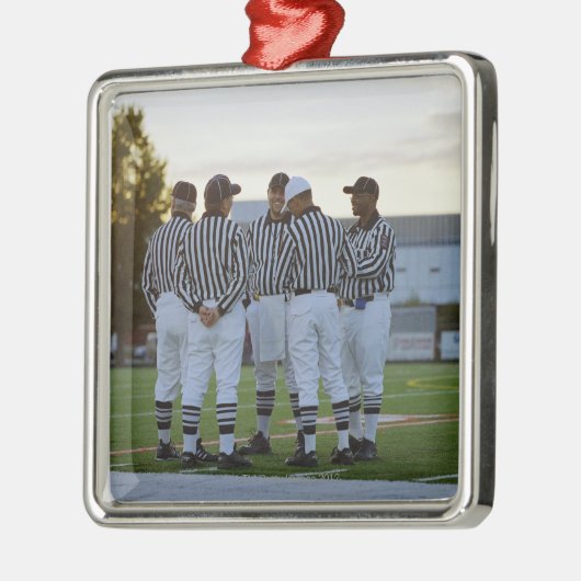 Referenten des amerikanischen Fußballs, die auf Silbernes Ornament (Links)