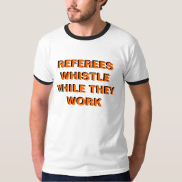 Referres Pfeife, während sie arbeiten T-Shirt
