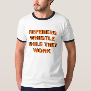 Referres Pfeife, während sie arbeiten T-Shirt