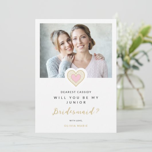 Refined Pink Lace Heart Photo Jr Bridesmaid Einladung (Stehend Vorderseite)