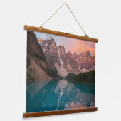 Reflections of Serenity – Mountain Lake at Dusk Wandteppich Mit Holzrahmen (Gewinkelt)