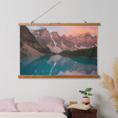 Reflections of Serenity – Mountain Lake at Dusk Wandteppich Mit Holzrahmen (Schlafzimmer)